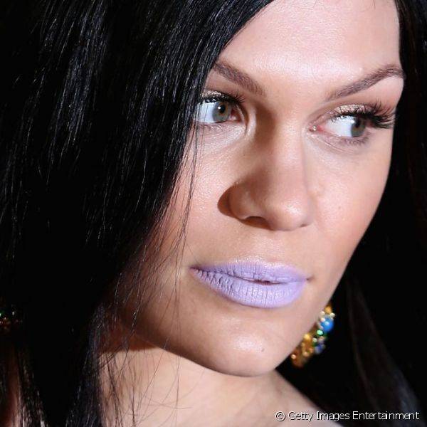 Jessie J ousou em um batom lilás apagadinho para a premiação e exibiu uma make mais saudável durante a festa depois do Brit